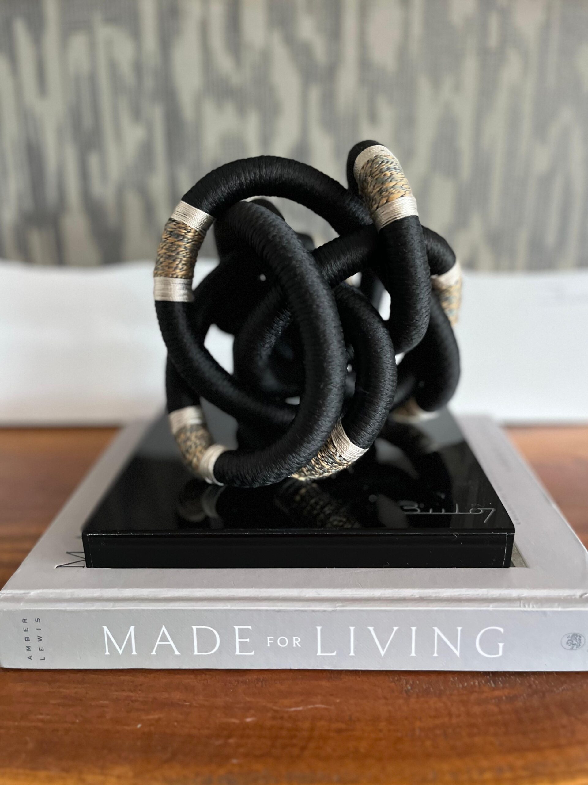 Nudo Tricolor Negro con base