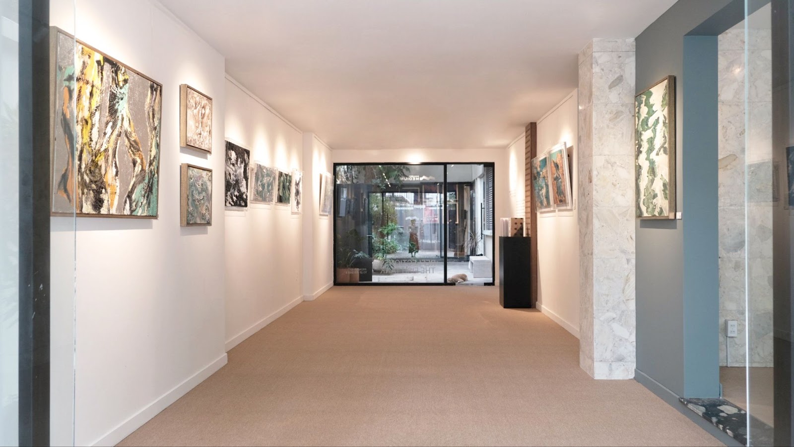 Triển lãm 'unveiling boundaries: reflections of the fish tank' của họa sĩ devon nguyễn