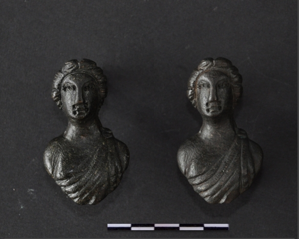 Roman bronze representation of Juno, beside its copy in artifitial bronze.