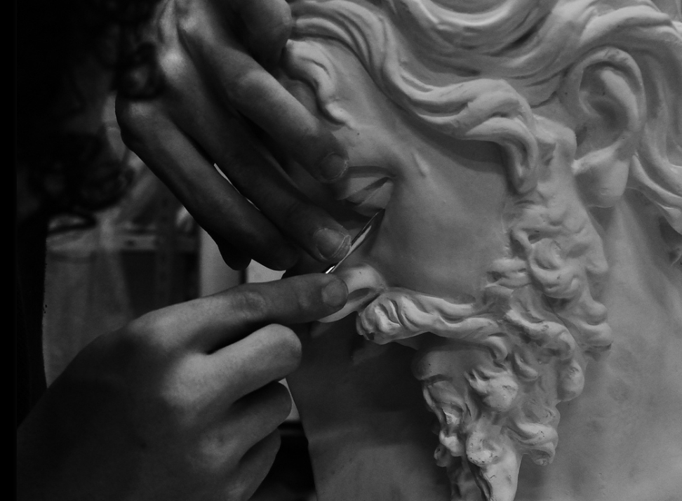 A propperly finish is obtaining by taking care of all the details: reproducing the carving tool marks helps to recreate a real carved stone sculpture surface in this artifitial stone cast.