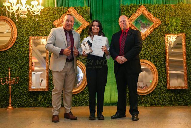 MINISTER ENDY CROES TA FELICITA E 196 GRADUADONAN DI COLEGIO ARUBANO HAVO CU A HAAL NAN DIPLOMA
