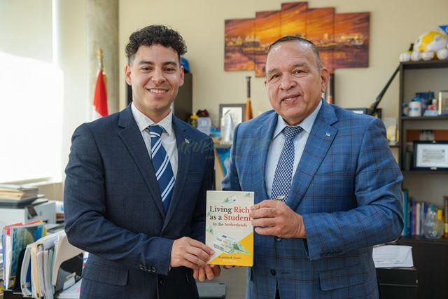 MINISTER ENDY CROES A RICIBI E BUKI TITULA “LIVING RICH AS A STUDENT IN THE NETHERLANDS” DI E HOBEN PROFESIONAL FRANKLIN SEUTE