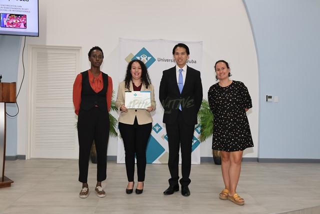 A gradua di Universidad di Aruba, Genisha Thijzen