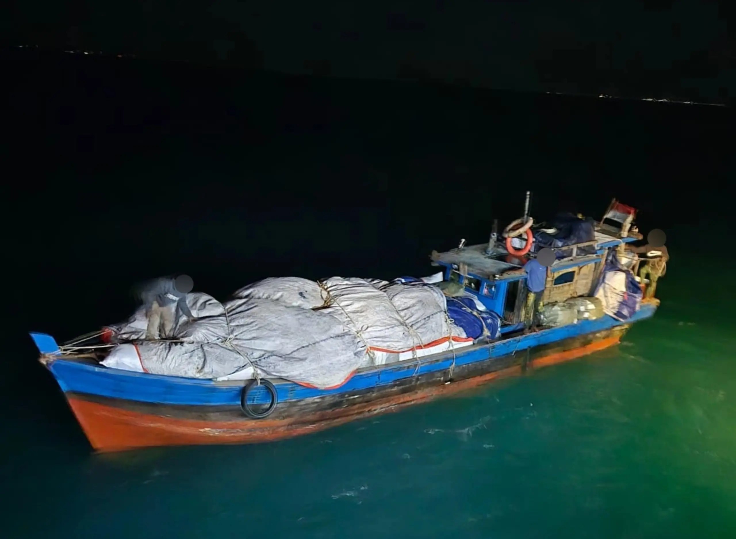 Bea Cukai Batam amankan kapal kayu KM Cahaya Al Khair yang angkut sejumlah paket barang kiriman keluar dari Kawasan Bebas Batam, Diangkut Tanpa Pemberitahuan Pabean - (Foto: wati s)