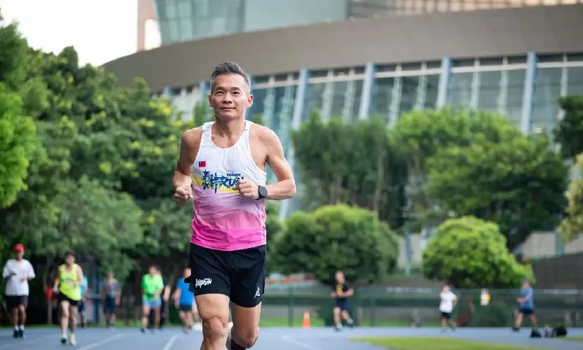 身穿專業跑衣的男子在酷寒極地奔跑，挑戰超級馬拉松。