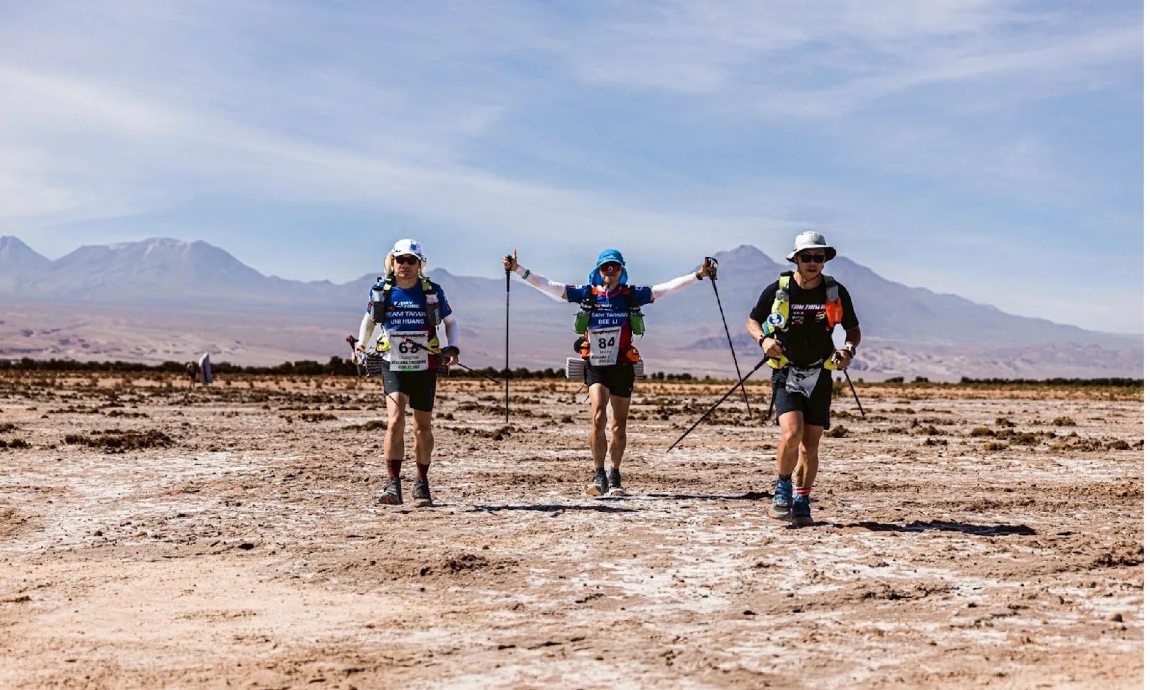 建設公司董事長帶領員工集體練跑，展現團隊向心力。