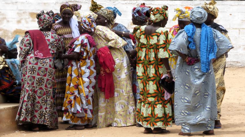 Grupo de mujeres a la salida de misa con trajes africanos