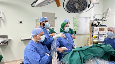 صورة فريقٌ طبيٌّ يتمكّن من إجراء عملية دقيقة لطفل مصاب برتق القنوات الصفراوية