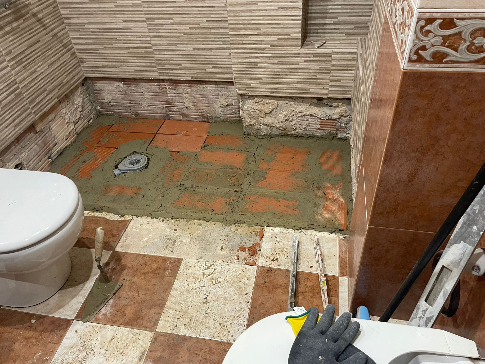 Como bien sabéis porque lo hemos dicho en varias ocasiones, la mejor forma de colocar un plato de ducha es realizar una base de mortero que . Como Instalar Correctamente Un Plato De Ducha De Resina Asealia