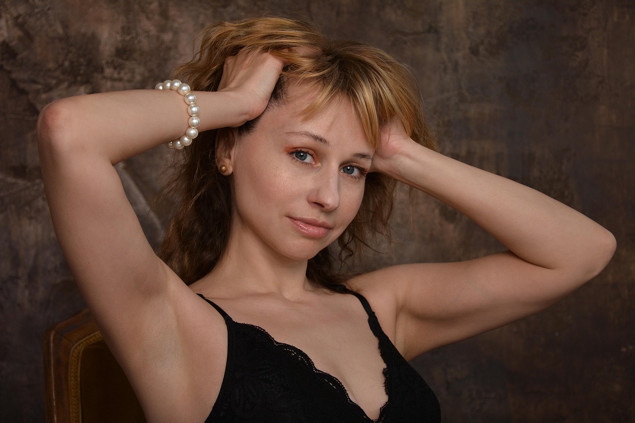 2-Minute Stretch to Reset Your Brain, Sharpen Your Mind and Boost Focus www.ashitips.com