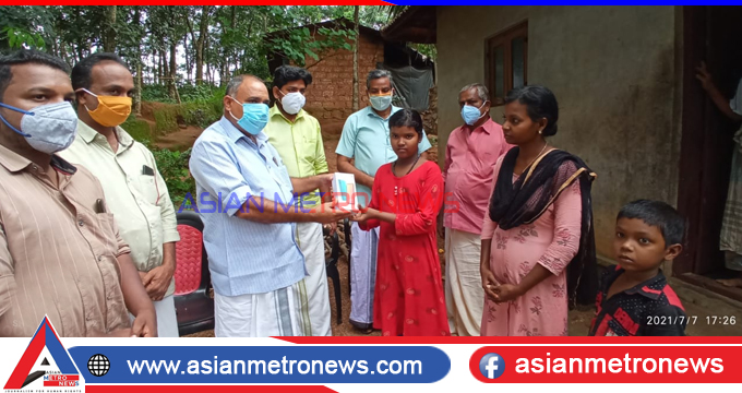 ഓൺലൈൻ പഠനത്തിന് സംവിധാനമില്ലാതെ വിഷമിച്ച സോനയ്ക്ക് മന്ത്രി കെ. എൻ. ബാലഗോപാൽ ഫോൺ എത്തിച്ചു കൊടുത്തു.