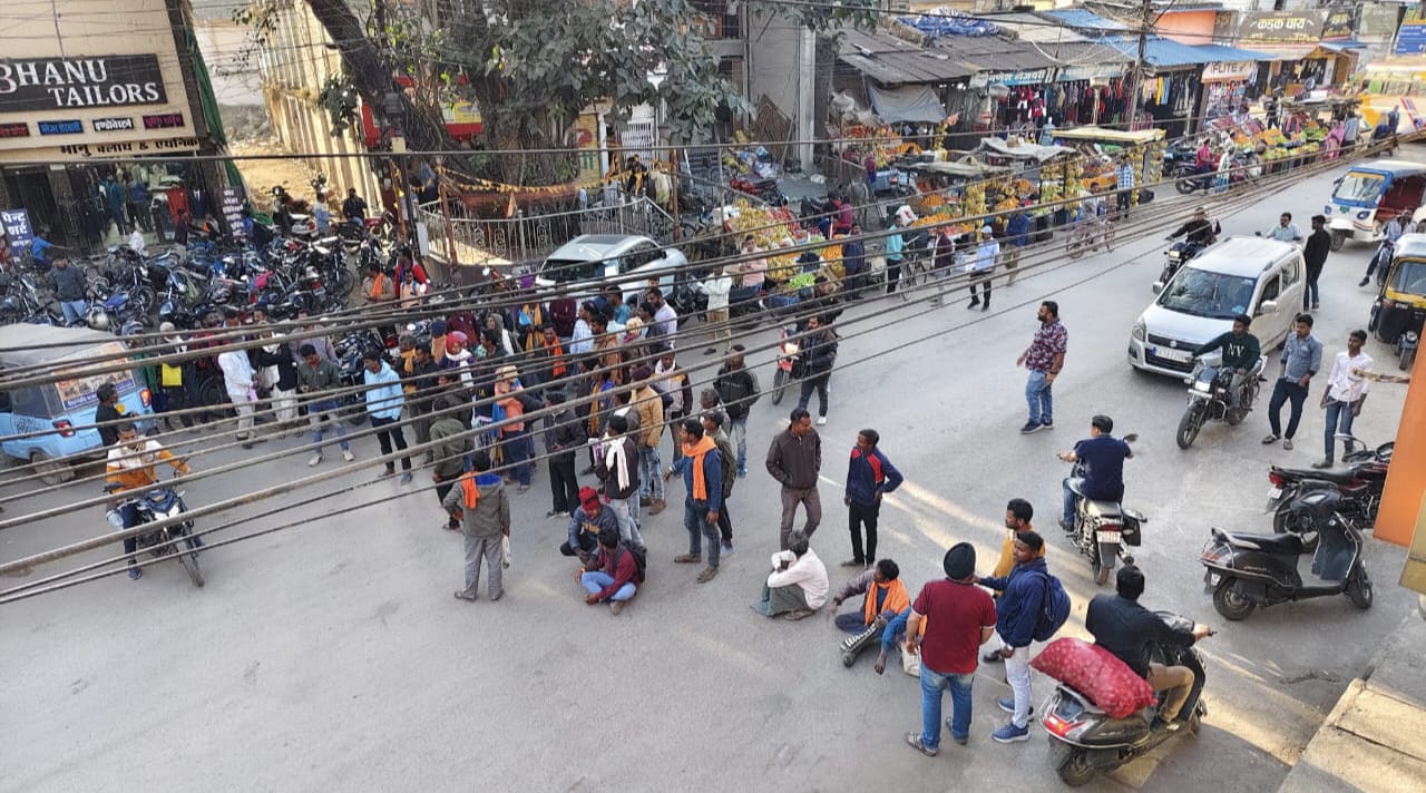 कोरबा: किसानों ने बैंक में कैश की कमी पर किया सड़क जाम...