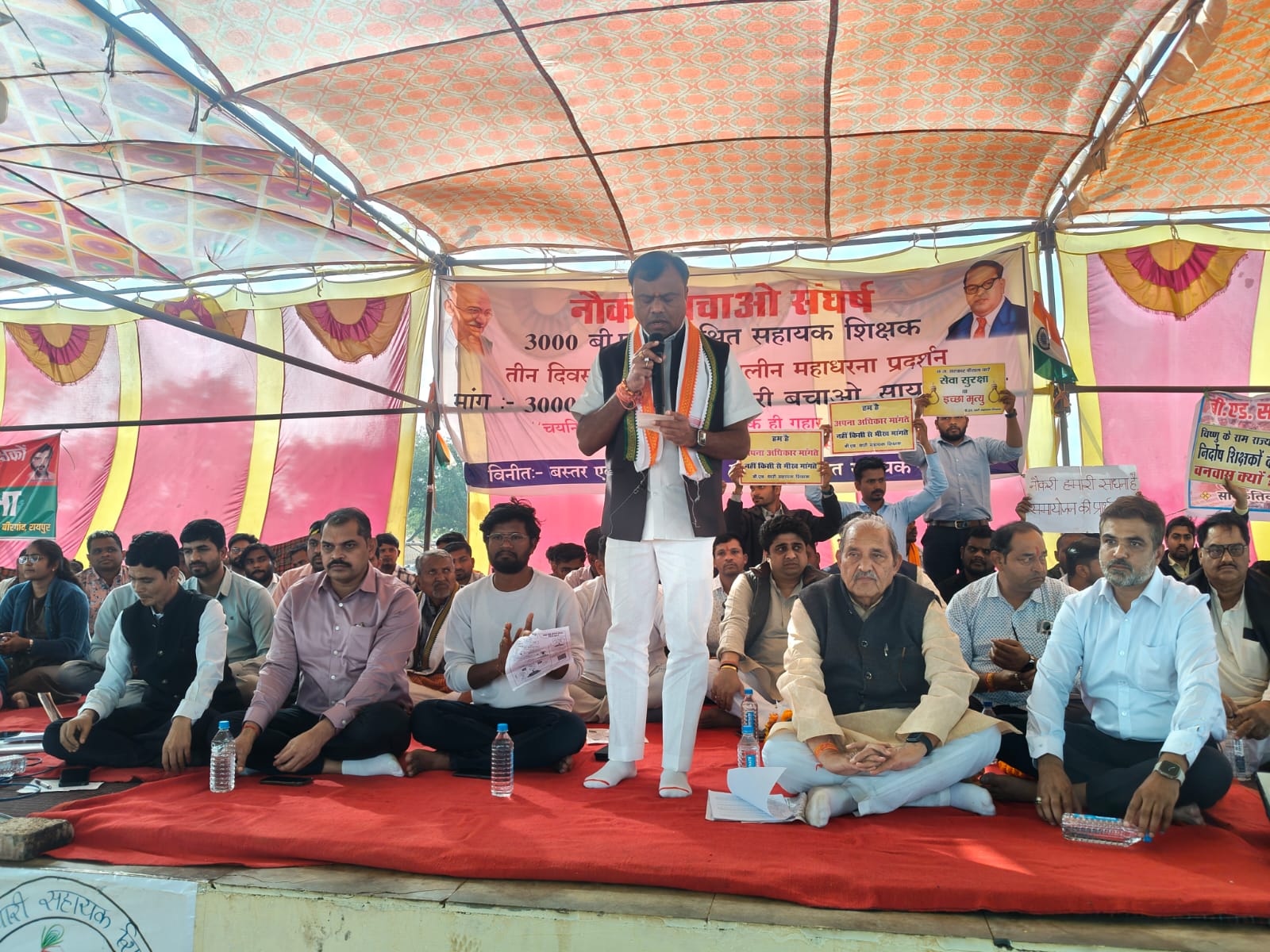 Raipur Breaking: बीएड शिक्षकों का समर्थन करने पहुंचे कांग्रेस नेता दीपक बैज...