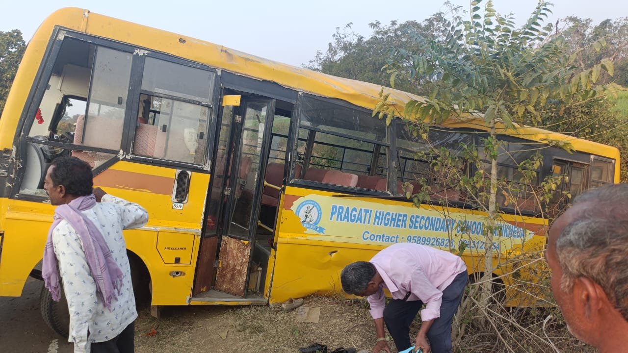 MP News: बैतूल में स्कूली बच्चों से भरी बस पलटी, 30 घायल, 8 की हालत गंभीर...
