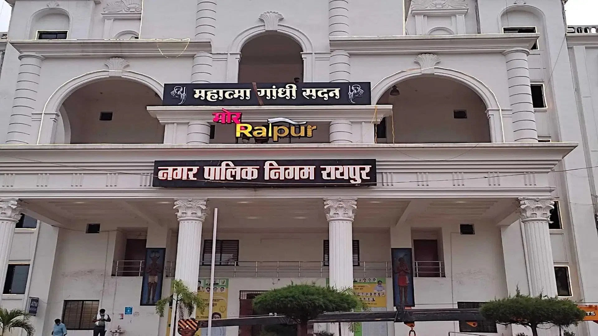 Raipur News : रायपुर कलेक्टर ऑफिस में हेलमेट चेकिंग अभियान शुरू...