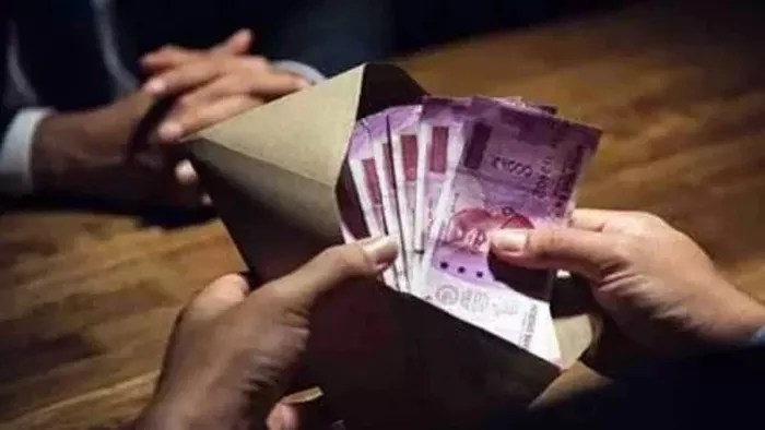 ACB Raid : नौकरी के नाम पर रिश्वत लेते पकड़ा गया मंडल निरीक्षक, ACB ने रंगे हाथों दबोचा...
