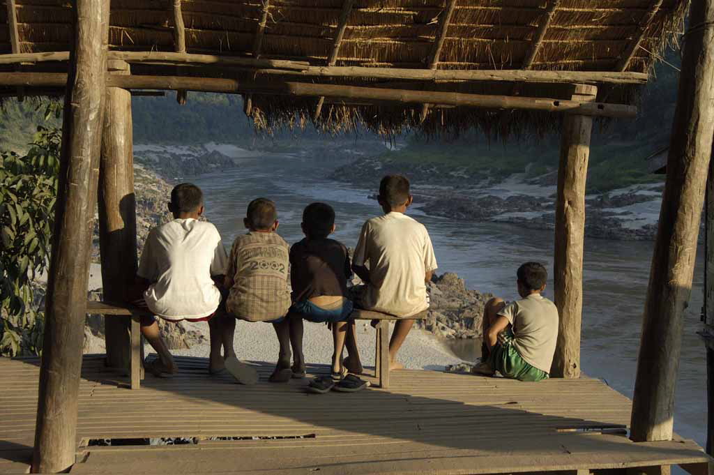 Children watch the river at Pak Beng. Photo courtesy of Marcus Rhinelander/International Rivers