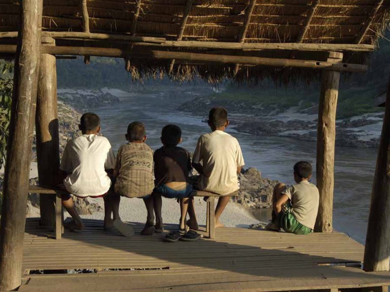 Children watch the river at Pak Beng. Photo courtesy of Marcus Rhinelander/International Rivers