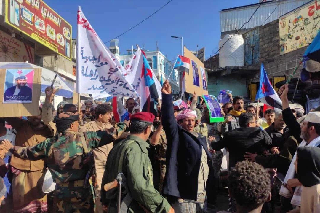 أبناء رصد يحتشدون احتفالًا بالنصر ويجددون دعمهم للقيادة الجنوبية للمطالبة بإعلان دولة الجنوب العربي أبناء رصد يحتشدون احتفالًا بالنصر ويجددون دعمهم للقيادة الجنوبية للمطالبة بإعلان دولة الجنوب العربي