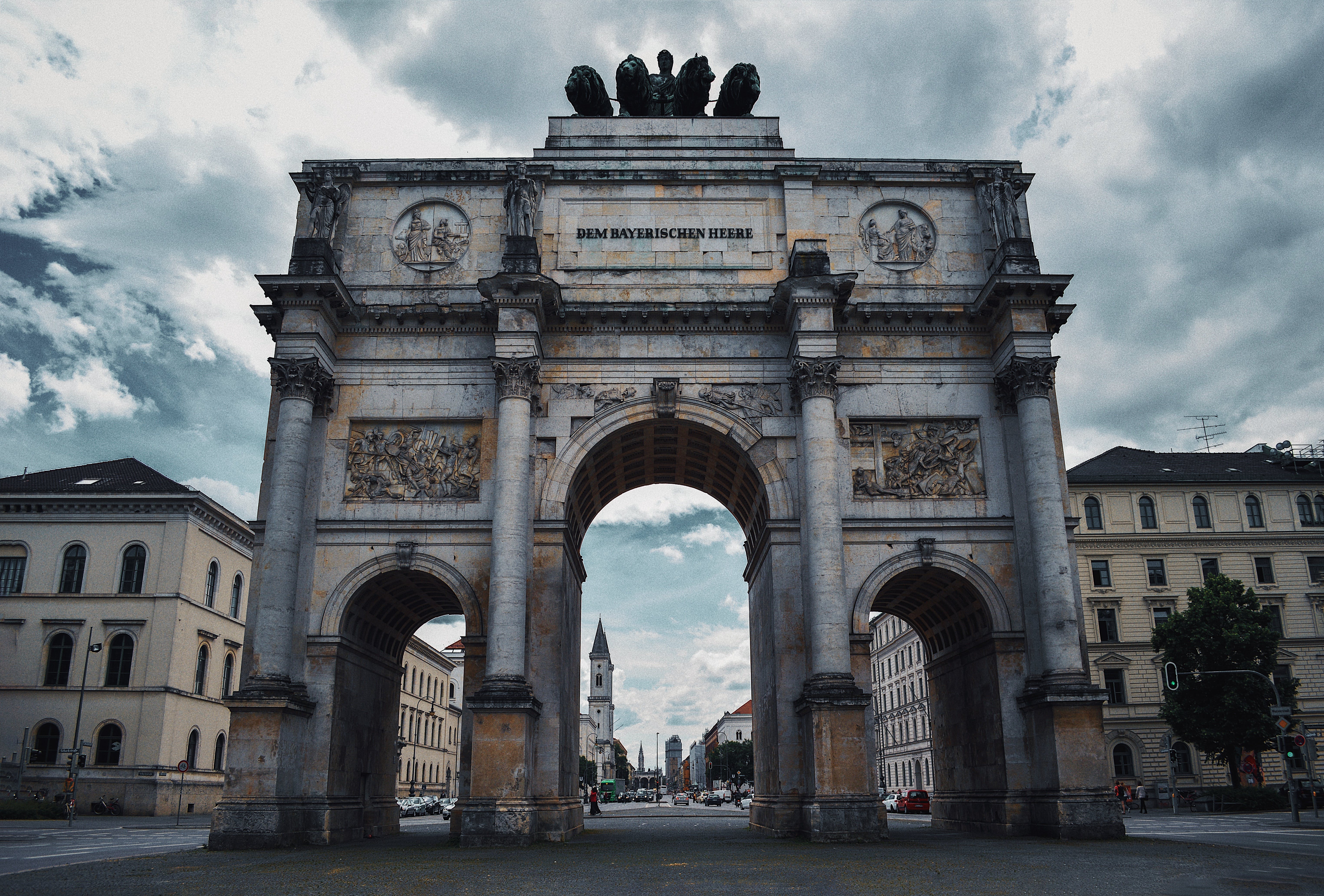 Das Sigestor auf der Ludwigstraße in München mit Blick auf die Ludiwg-Maximilians Universität