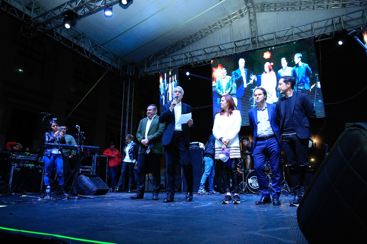 ALCALDE PEÑALOSA ABRIO DESFILE DE MODAS EN EL NUEVO BRONX