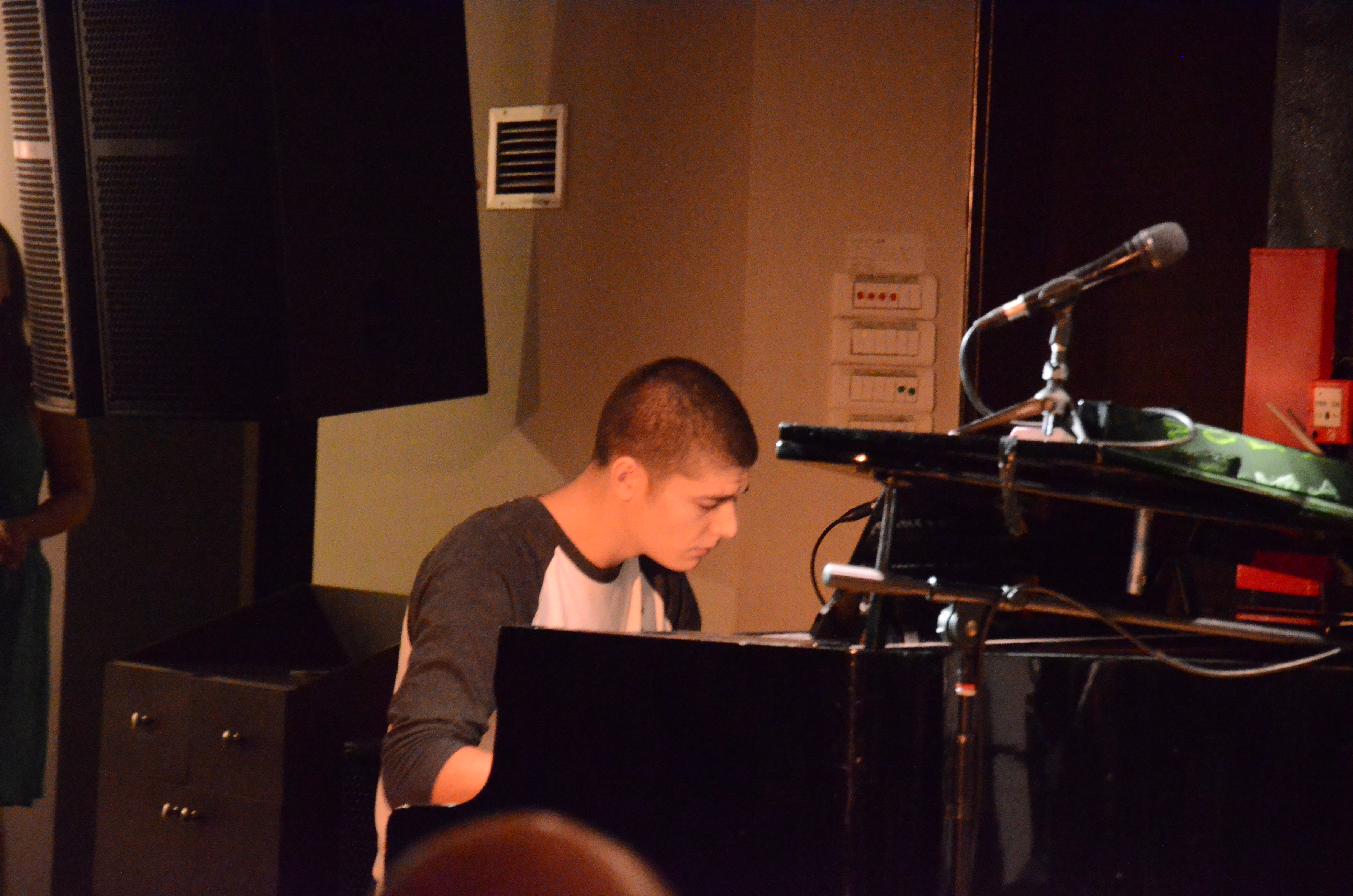 Ο Αναστάσης Σιγάλας ανοίγει τη βραδιά με δική του σύνθεση