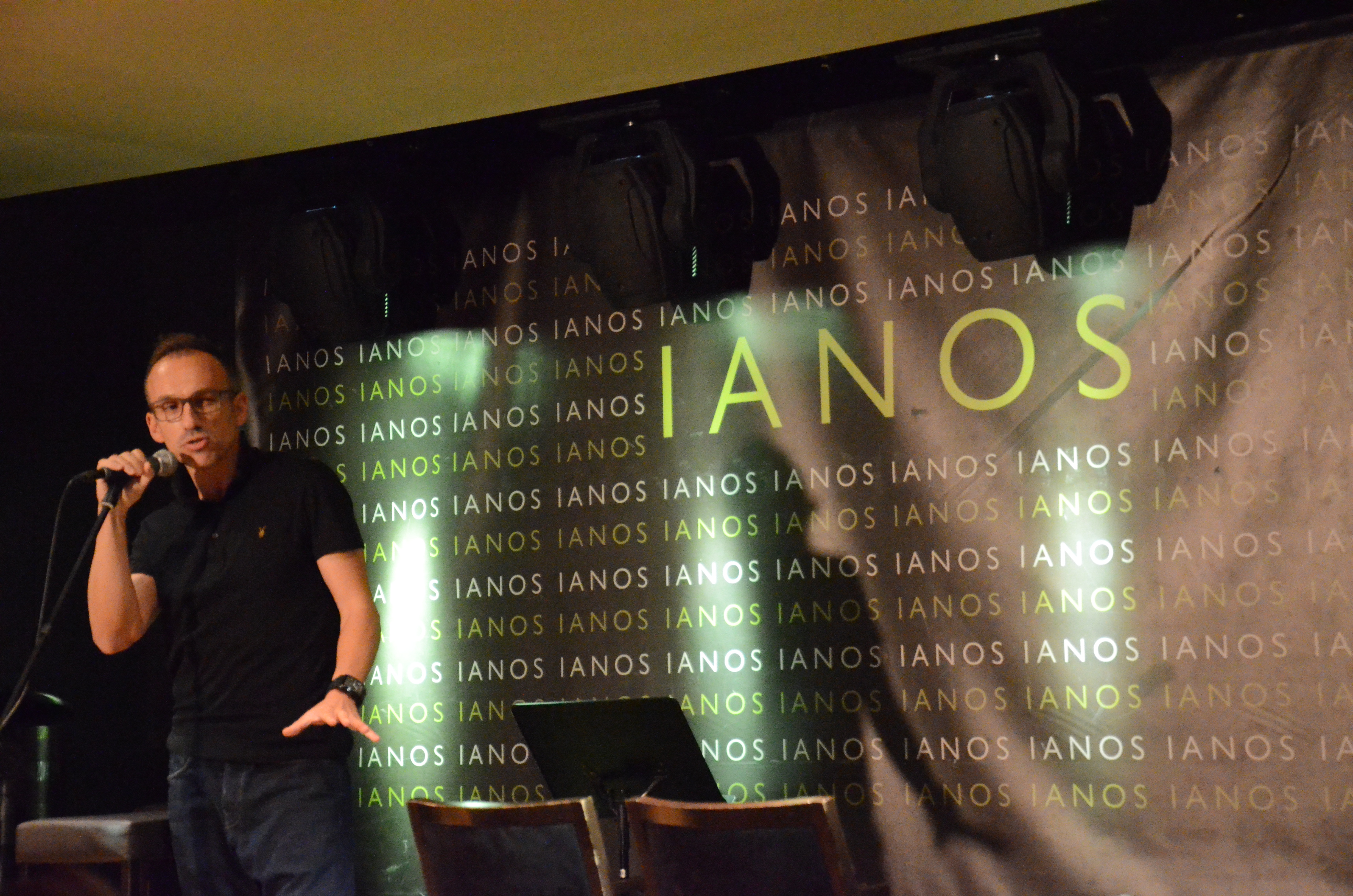 Πάνω στη σκηνή είναι πιο δύσκολα για τον συγγραφέα