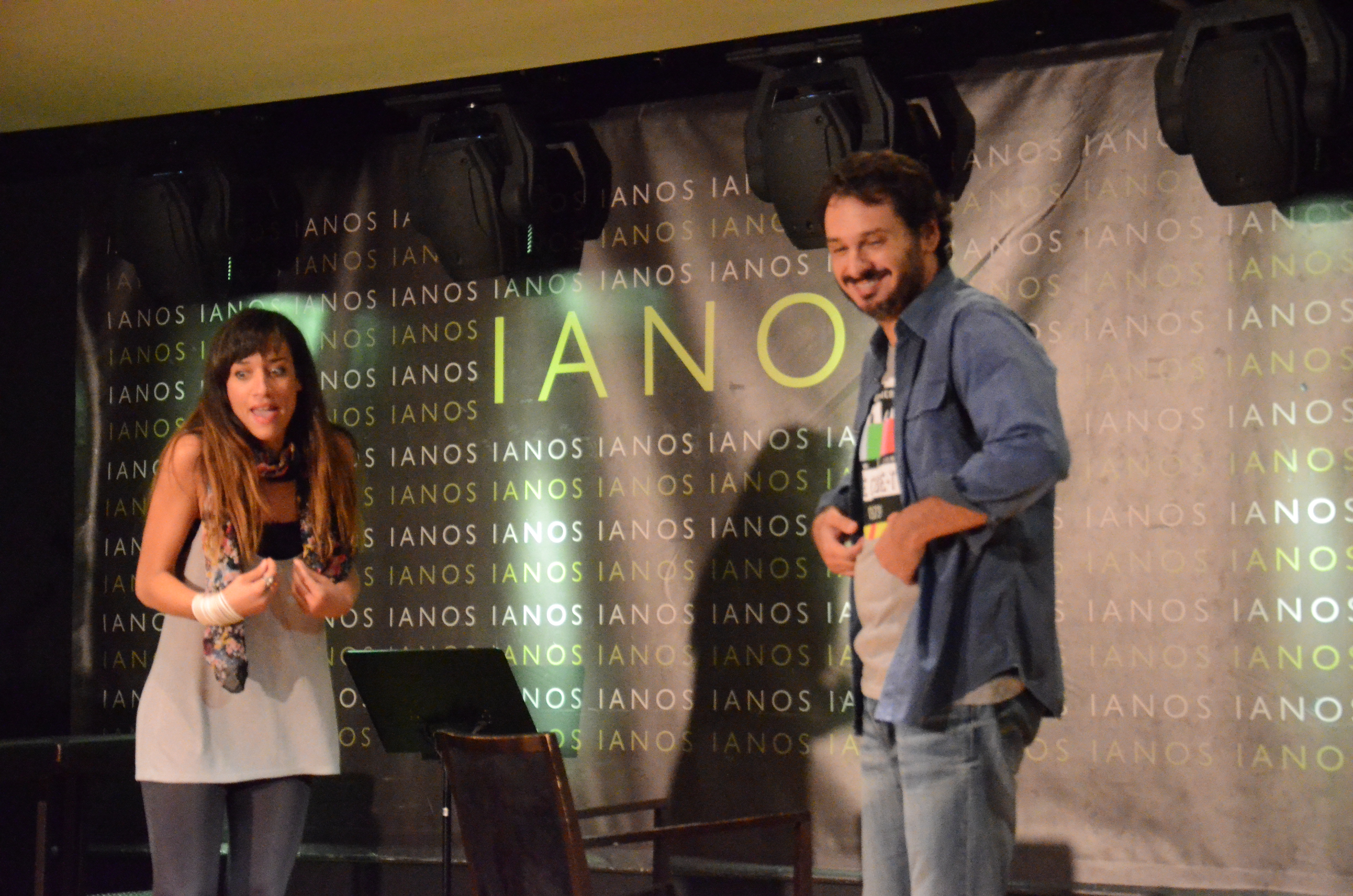 Η Λήδα εξηγεί, ο Δημήτρης (Δημοσθένης Φίλιππας) χαμογελά σε ένδειξη αμηχανίας