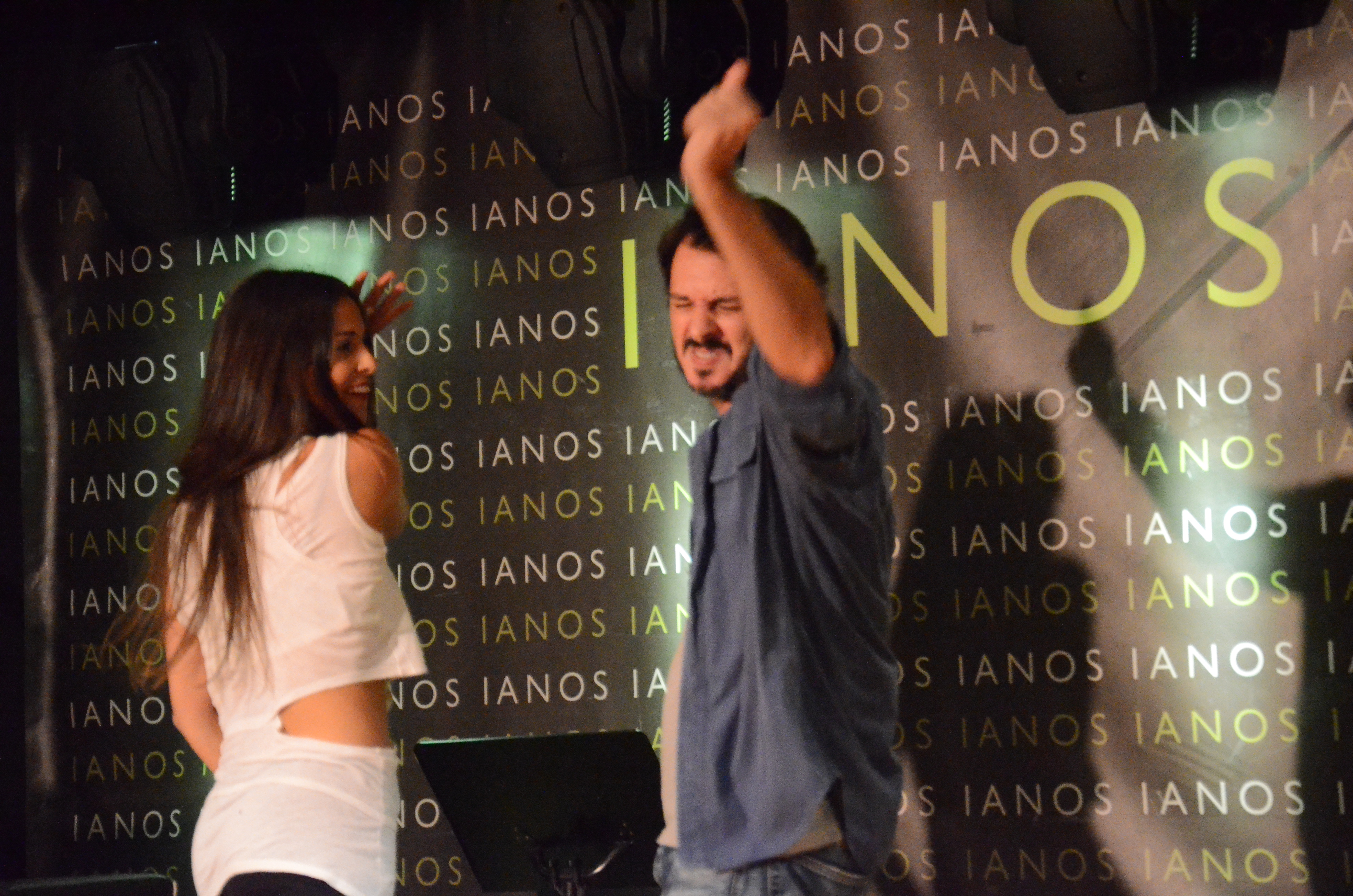 και προσπαθεί