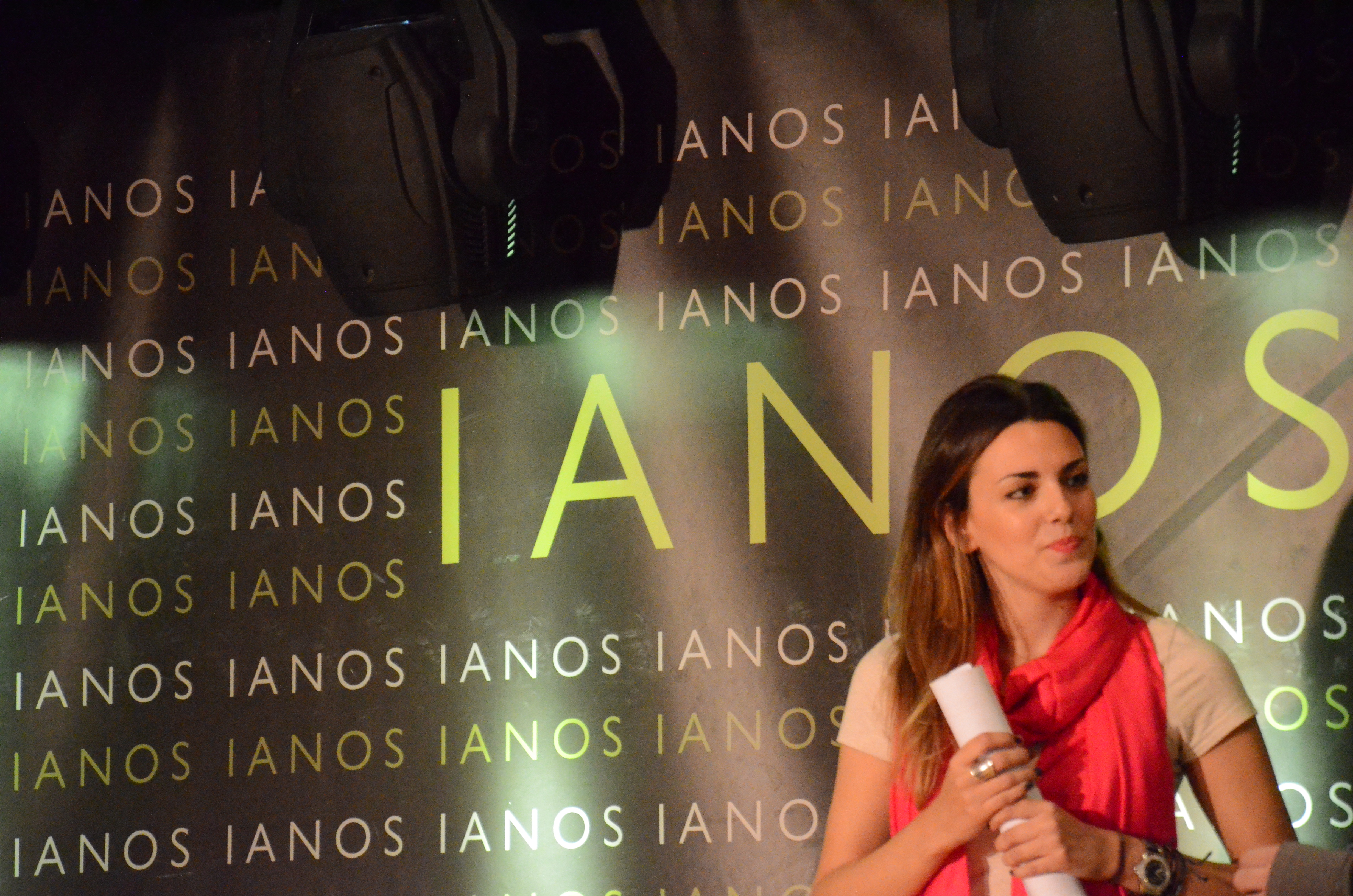 Η Λίλλυ Φιλοπούλου (Χριστίνα) περιμένει τον καθηγητή!