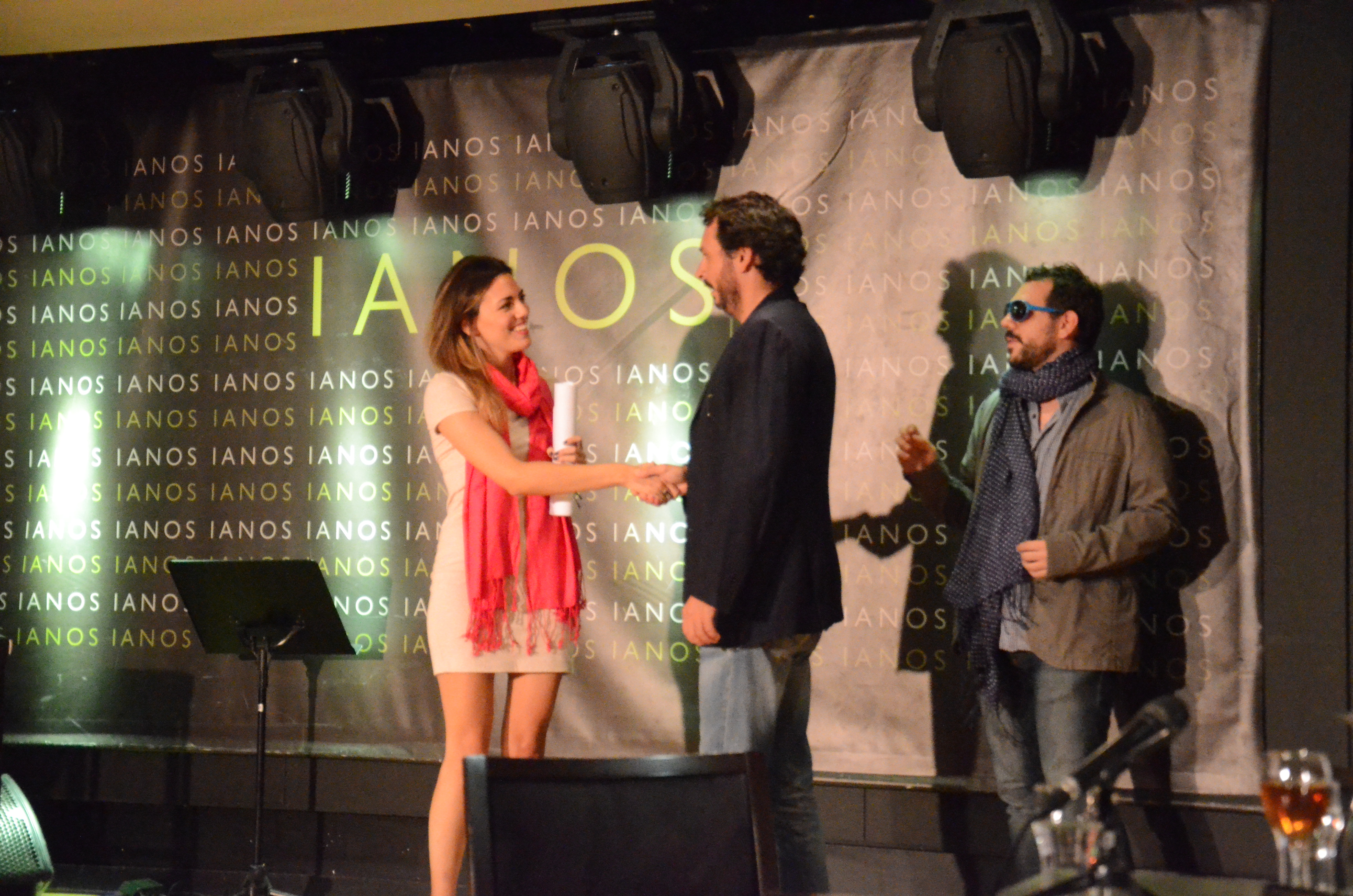 Χαίρω........χαίρω πολύ