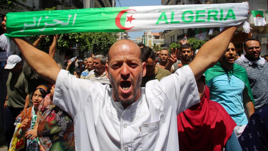 حراك الجزائر متمسك بمطالبه.. مظاهرات تطالب بضمانات لانتخابات نزيهة