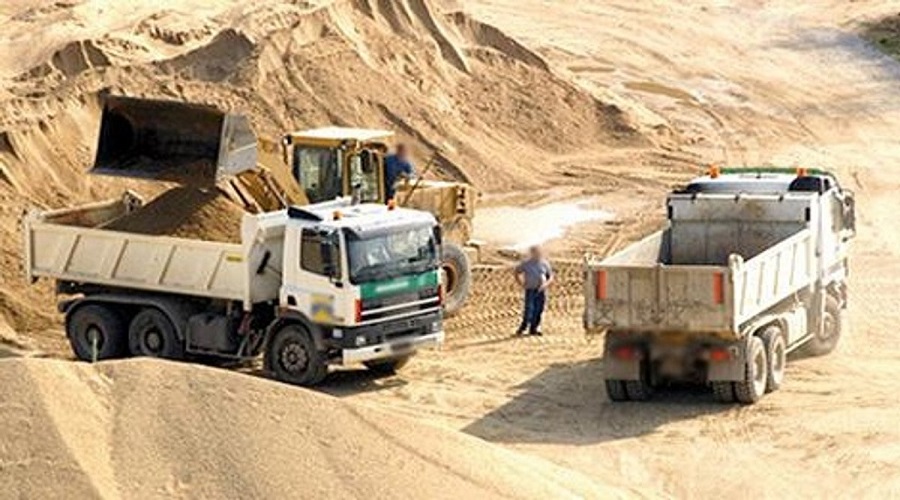 تفاصيل حرب ضروس بين رجال أعمال فجٌرت فضائح نهب الرمال والاستحواذ على عقارات الأجانب