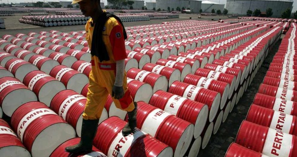 القلق العالمي من المتحور الجديد يهوي بأسعار البترول في أكبر تراجع منذ عام ونصف