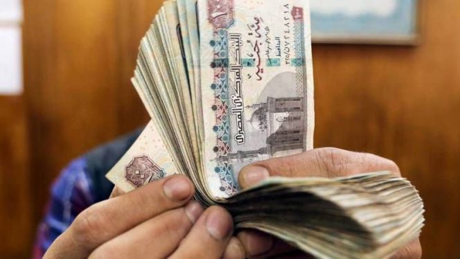 بعد قرار تحريره.. الجنيه المصري ينهار إلى مستويات قياسية