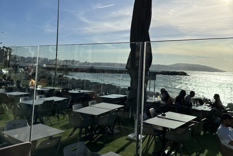 غلاء صيفي بلا حسيب.. مطاعم تستنزف جيوب المغاربة وسط غياب المراقبة