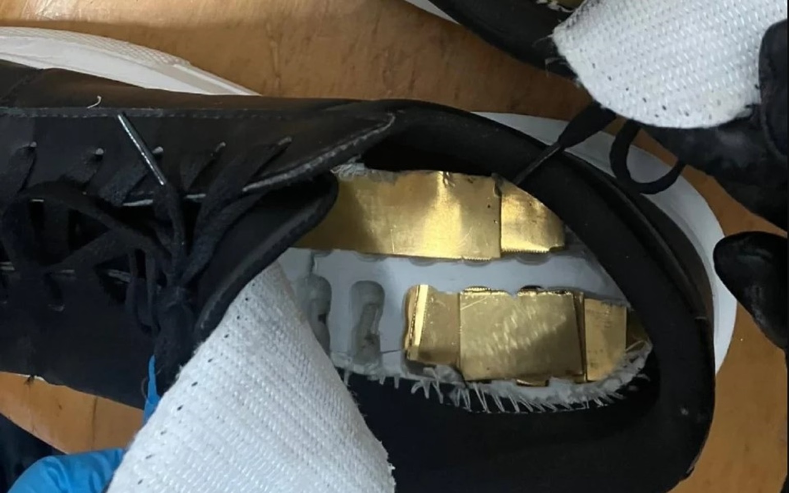 ضُبطا وهما يهرّبان الذهب داخل “السبريديلات”.. الحرس المدني الإسباني يوقف مغربيين في ميناء الجزيرة الخضراء