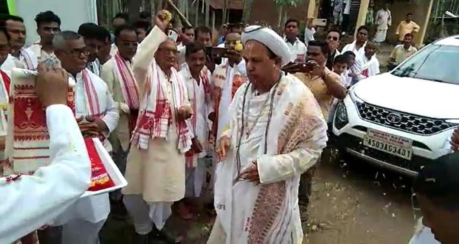 West Karbi Anglong I পশ্চিম কাৰ্বি আংলঙৰ বৈঠালাংছ’ত আউনিআটি সত্ৰৰ সত্ৰাধিকাৰ ডঃ শ্ৰীশ্ৰী পীতাম্বৰ দেৱগোস্বামী