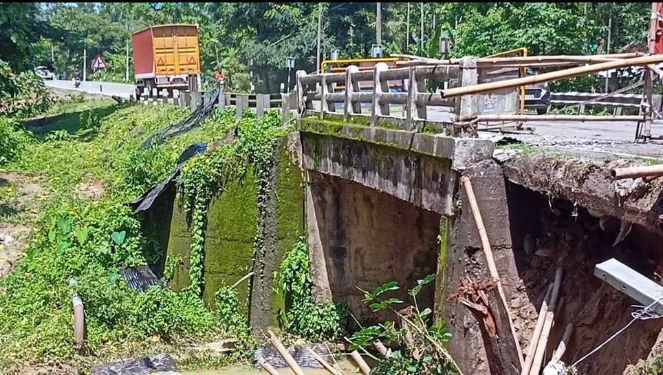 Historic Daak bridge Damaged I বোকাখাতৰ ৰাষ্ট্ৰীয় ঘাই পথৰ ডাক দলং মেৰামতিত বিভাগৰ হেমাহিত ক্ষোভ স্থানীয় ৰাইজৰ