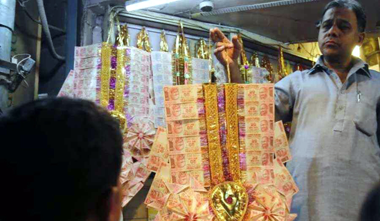 One lakh note garlands I লাখ টকীয়া নোটৰ মালা পিন্ধি বিয়া পাতিবলৈ ওলাইছিল, কাঢ়ি লৈ পলাল চোৰ