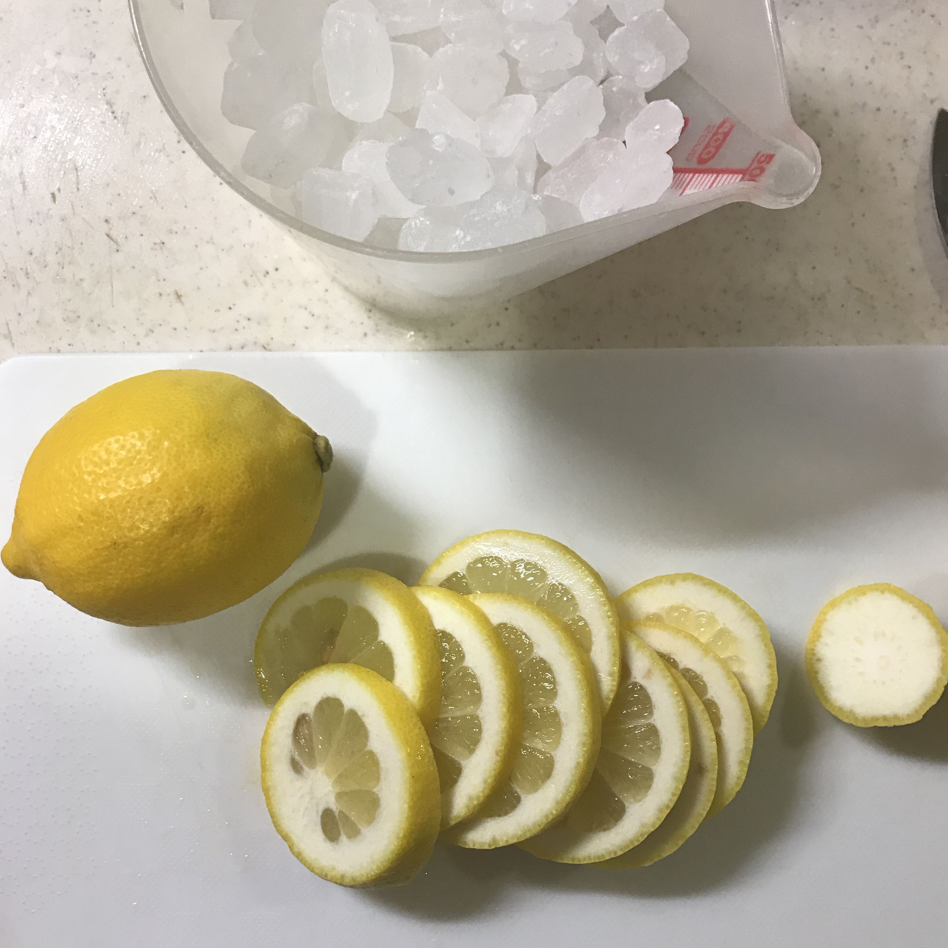 レモンとローズマリーのローストチキンとクリスピーポテトのレシピ