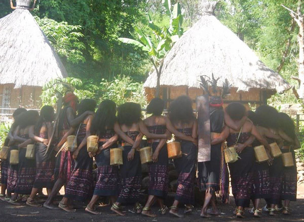 A Textile Tour of Tribal Weaving in Indonesia - ClothRoads