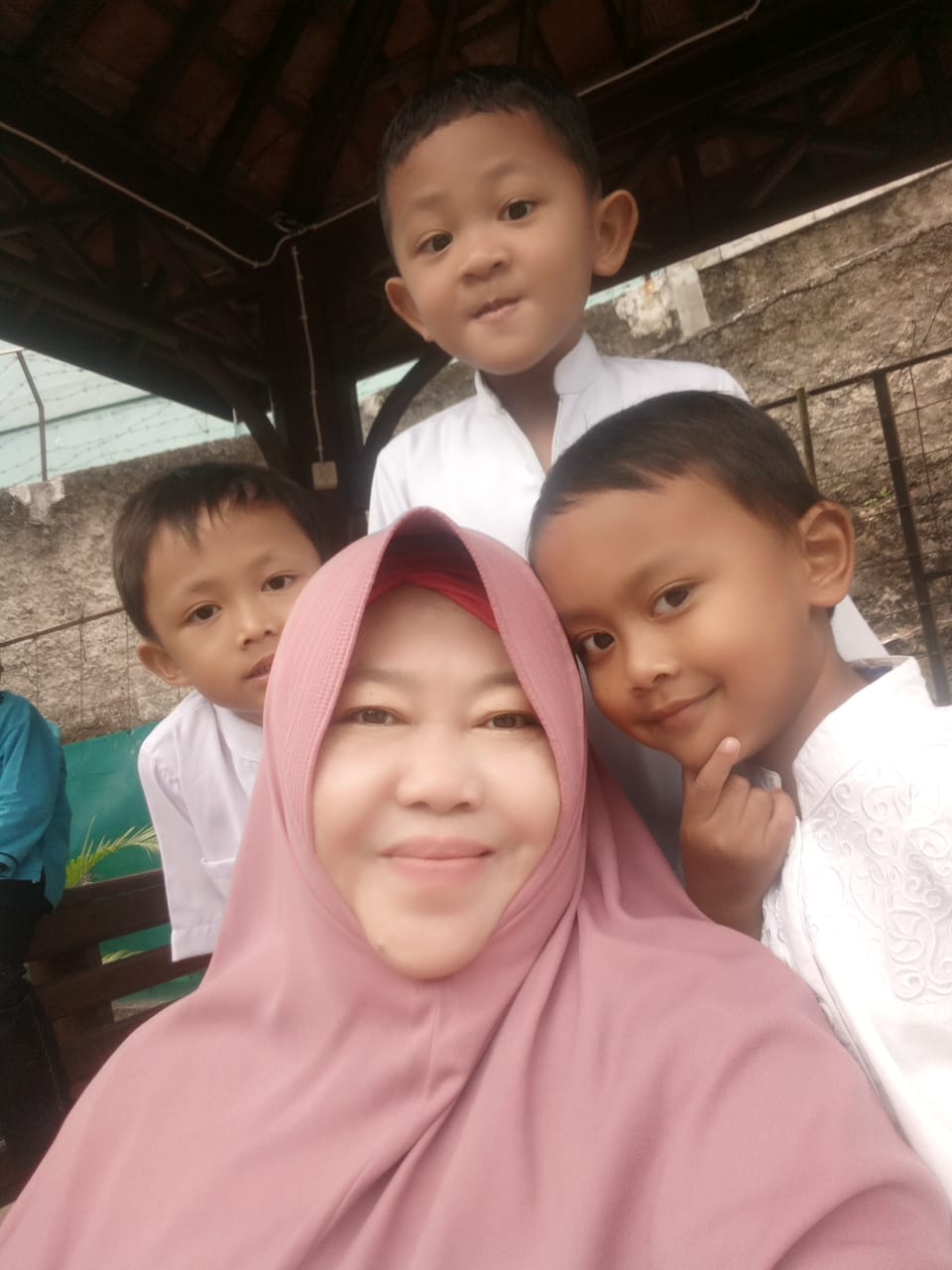 Daarul Uluum Lido Berduka Mengenang Dedikasi Dan Cinta Ustazah Linda Trisnawati 1 Alm Ustazah Linda Trisnawati Bersama Siswa Ra Daarul Uluum Lido