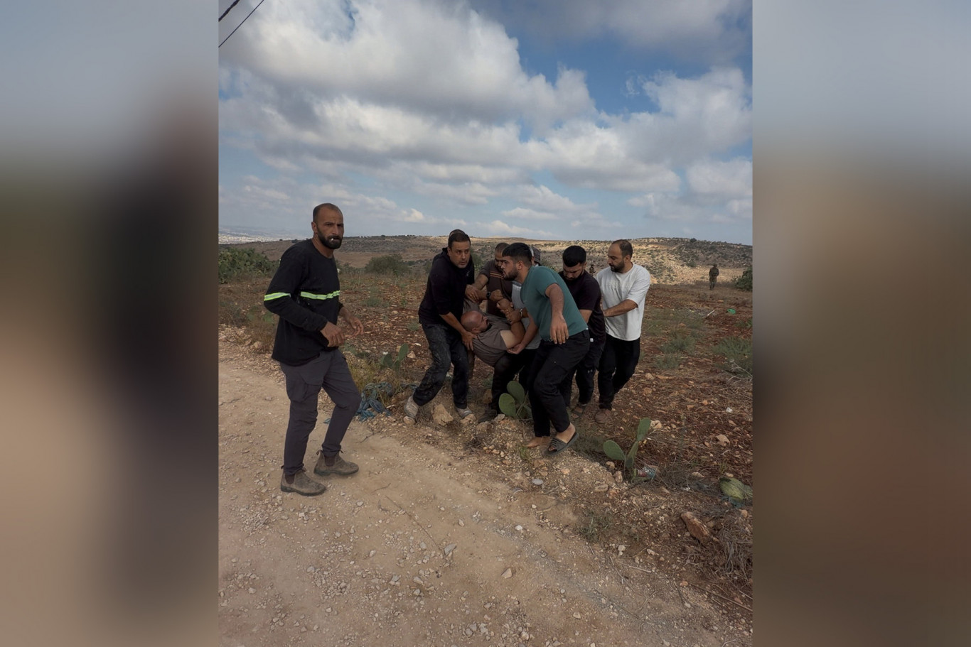 Videóra vették, ahogy egy izraeli katona lábon lő egy palesztint egy telepesekkel zajló összetűzés közben