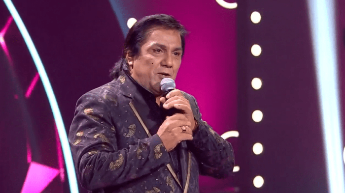 Es un heredero de la genealogía de cantantes populares chilenos que empieza con los boleros de los años 60 hermanados con la llamada canción. No Discutio Con El Jurado Imitador De Zalo Reyes En Yo Soy Sorprendio Con Su Cambio De Actitud