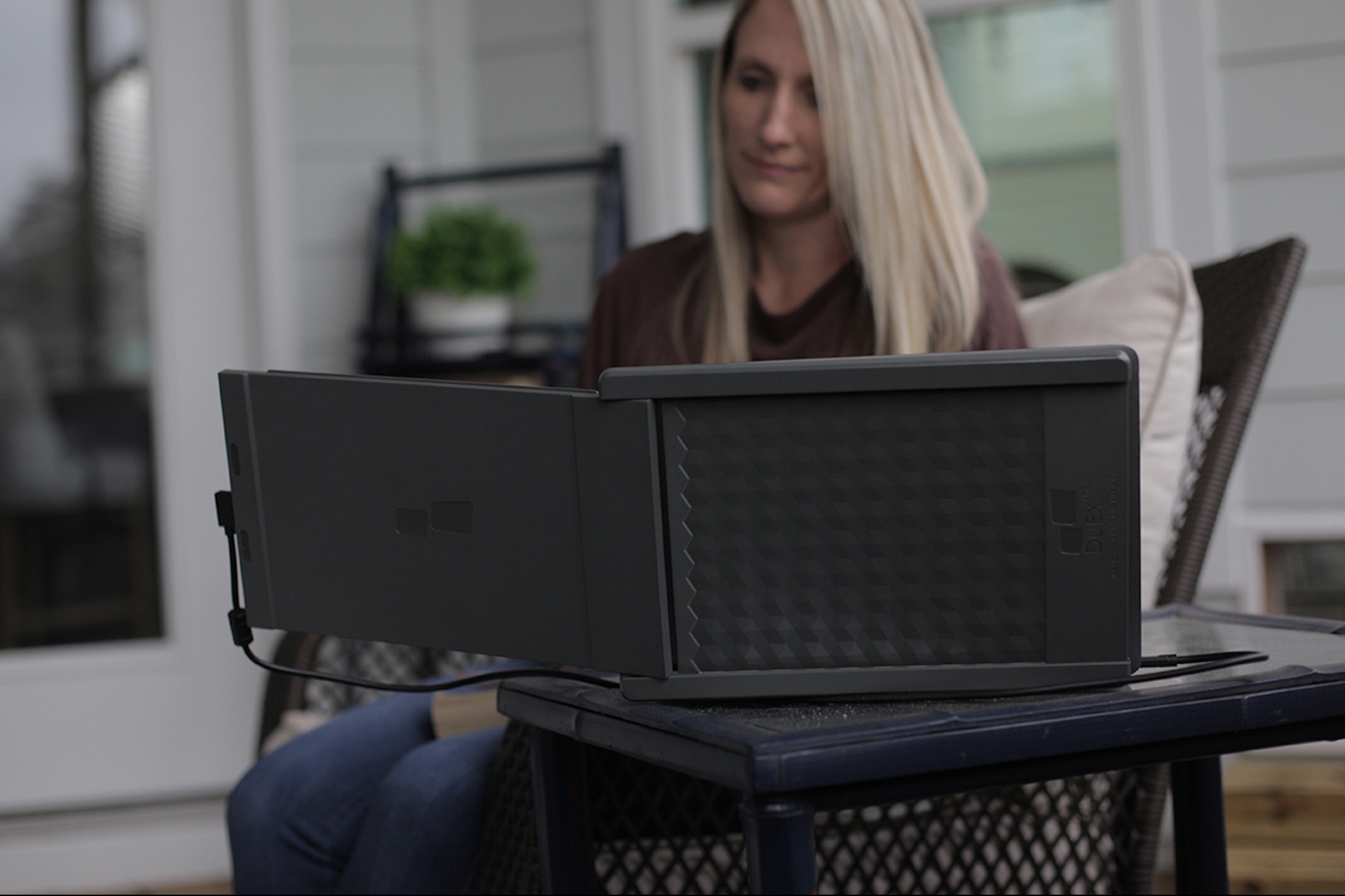 This Mobile Workstation Lets You Have a Dual Monitor Setup Anywhere