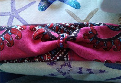 Se si giocasse in due, sarebbe una perfetta partita a scacchi. FASCIA PER CAPELLI CUCITA A MANO - Donna - Accessori - di