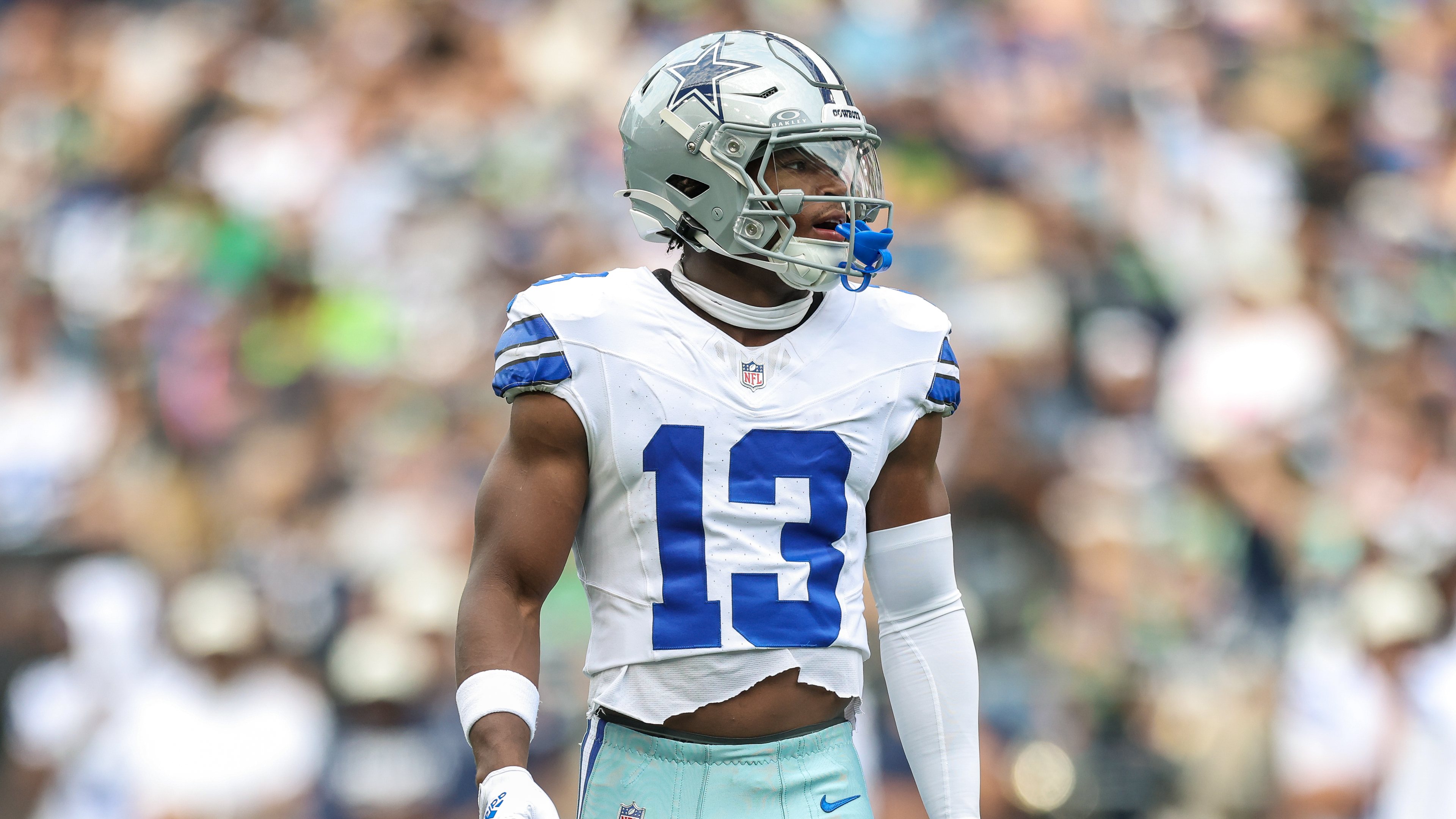 Cowboys fans roast rookie Caleb Downs over odd airplane carry-on