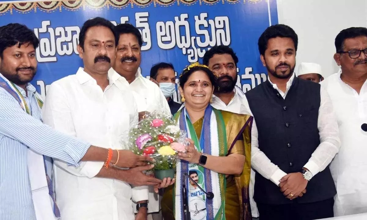 Eluru: g padmasree elected as chief of joint west godavari dpp