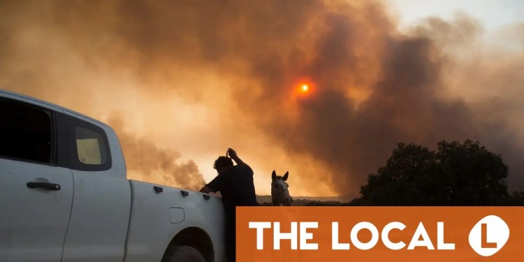 Fire in southeastern Spain active as 470 moved to safety